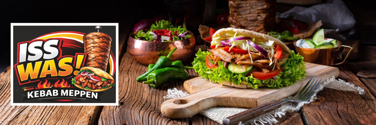 Nahaufnahme eines Kebabs auf einem Holzbrett, umgeben von frischem Gemüse und Fleischspießen